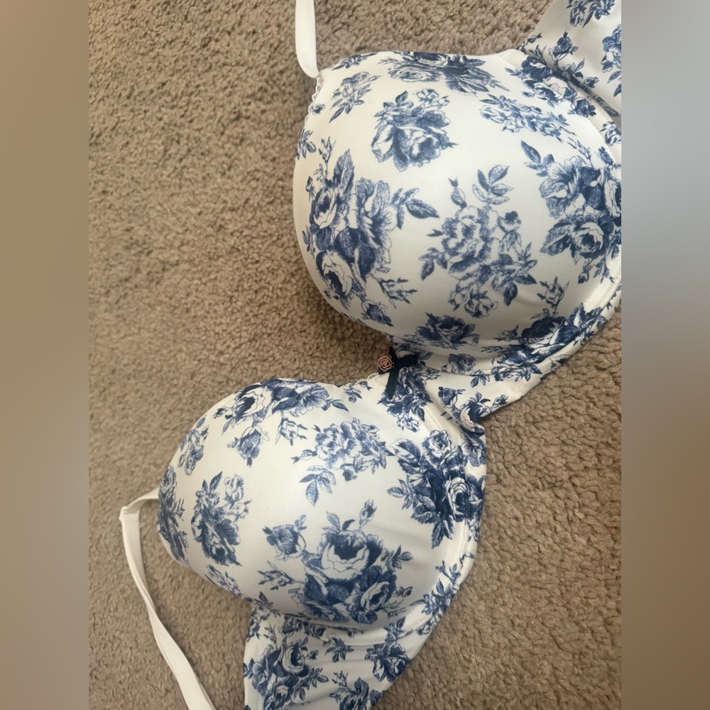 Victoria’s secret bra with flower design in size 34G